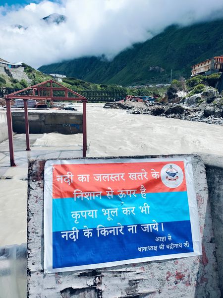 उफान पर आई अलकनन्दा नदी, पुलिस ने की बदरीनाथ धाम में आए श्रद्धालुओं से सावधानी बरतने की अपील