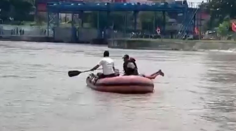 नदी के तेज बहाव में बहे दो युवक
