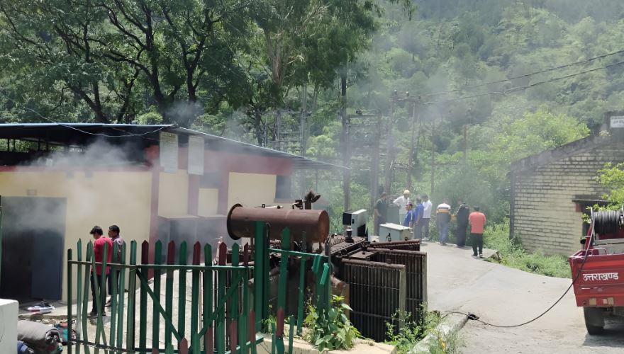 बिजली विभाग के पावर हाउस में लगी भीषण आग, मौके पर पहुंचे दमकलकर्मी