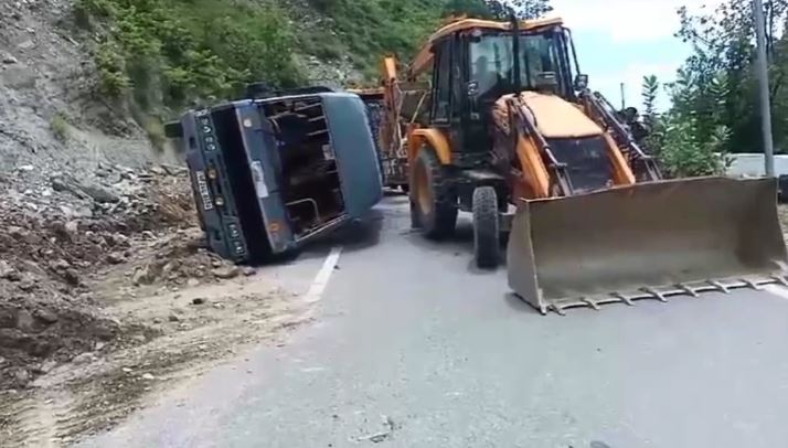 लोहाघाट में सड़क हादसा, जवानों से भरा वाहन अनियंत्रित होकर पलटा, 19 जवान घायल