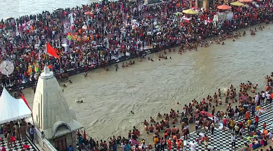 हरिद्वार में उमड़ रहा कांवड़ियों का सैलाब, डेढ़ करोड़ से अधिक शिवभक्तों ने भरा गंगाजल