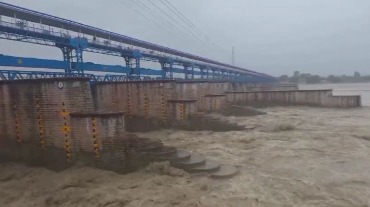 उफान पर आई शारदा नदी, खतरे के निशान को किया पार, भारत-नेपाल पुल पर यातायात बंद
