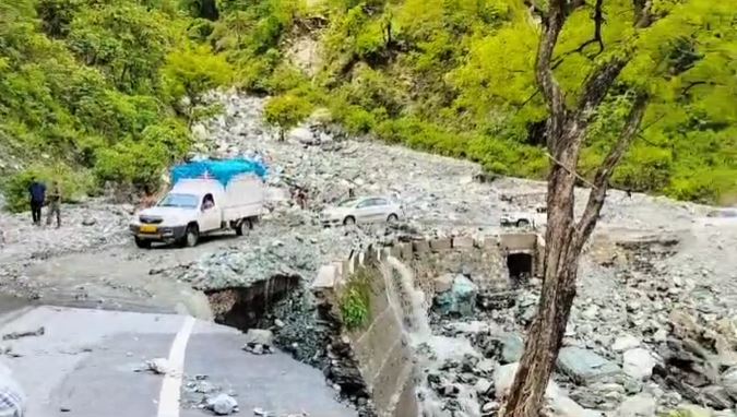 कई घंटो की मशक्कत के बाद आवाजाही के लिए खुला टनकपुर-चंपावत हाईवे