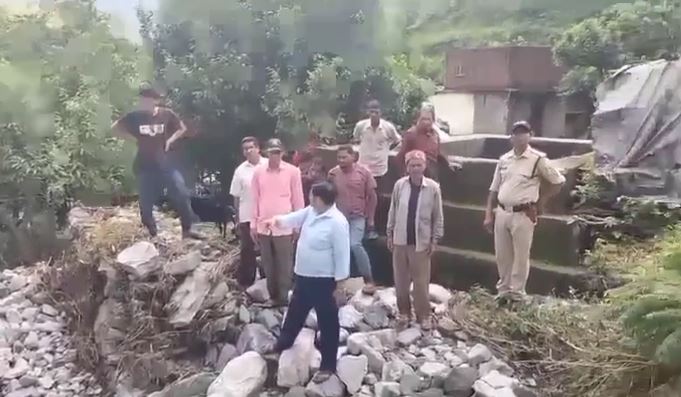 लोहाघाट के विधायक ने लिया आपदाग्रस्त क्षेत्र का जायजा