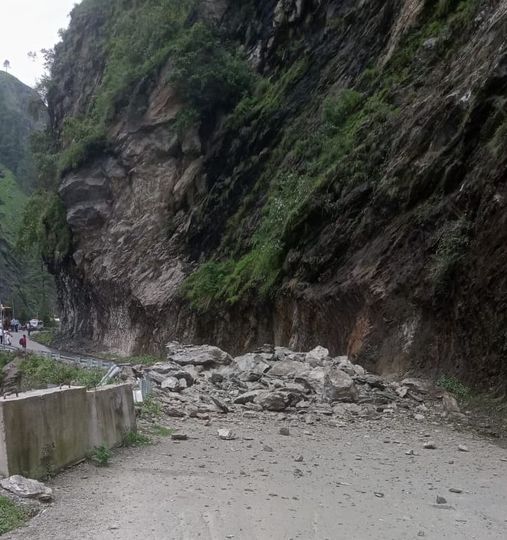 जोशीमठ के पास पहाड़ी से गिरे भारी भरकम बोल्डर, बद्रीनाथ राष्ट्रीय राजमार्ग बाधित