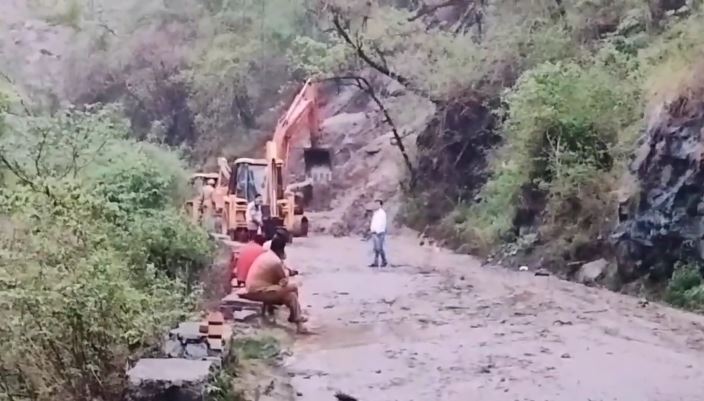 बारिश ने मचाई हाहाकार, कोटद्वार-नजीबाबाद हाईवे में आया भारी मलबा, यातायात बाधित
