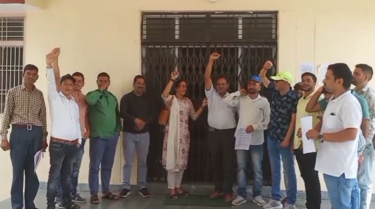 त्रिस्तरीय पंचायत का कार्यकाल बढ़ाने की मांग पर अड़ा संगठन, ब्लॉक कार्यालय के बाहर की तालेबंदी