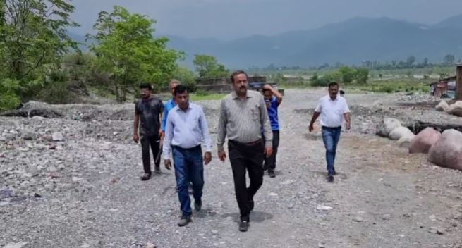 सीएम धामी के निर्देश के बाद जागा सरकारी तंत्र, स्टेडियम के पास हुए भू कटाव को बचाने की कवायद शुरू