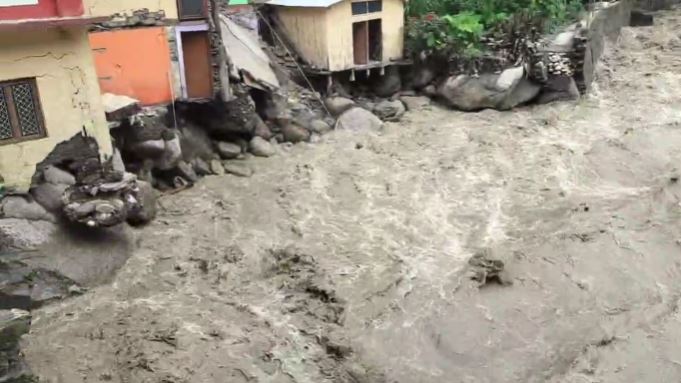 बारिश ने बरपाया कहर, भारी बारिश के चलते टिहरी में एक घर ढहा, कई मकानों में घुसा मलबा