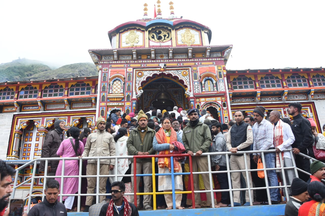 बदरीनाथ धाम पहुंची कैबिनेट मंत्री रेखा आर्य