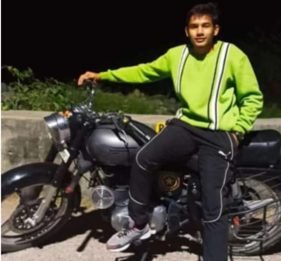 स्टेडियम के गेट पर लटका मिला युवक का शव, परिजनों में मचा कोहराम