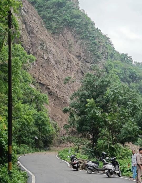 दुगड्डा कोटद्वार मार्ग पर आया मलबा