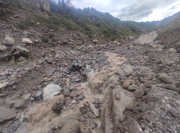 बदरीनाथ हाईवे पर कंचन नाला के पास आया मलबा, यातायात ठप
