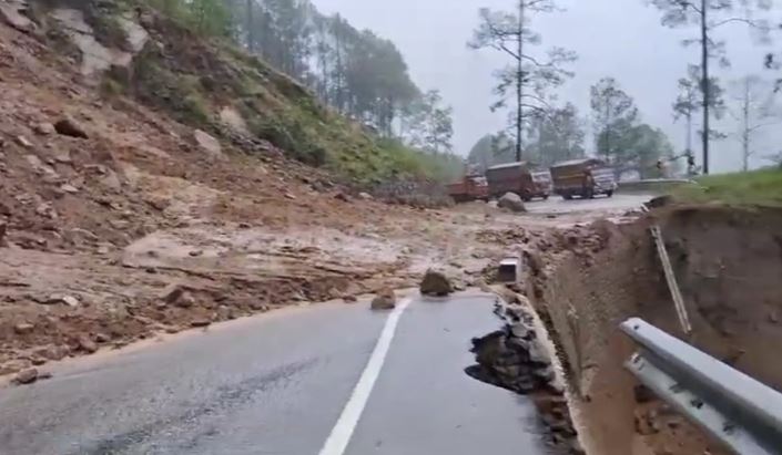 टनकपुर-चंपावत ऑल वेदर पर आया मलबा, यातायात ठप, कई वाहन फंसे