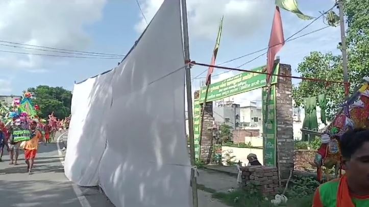 कांवड़ यात्रा के दौरान किसने लगाए मस्जिदों के सामने पर्दे, स्थानीय लोगों में शुरू हुई चर्चाएं
