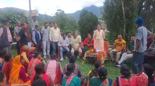 अल्मोड़ा दौरे पर कैबिनेट मंत्री रेखा आर्या, ग्रामीणों से मुलाकात कर सुनी जनसमस्या