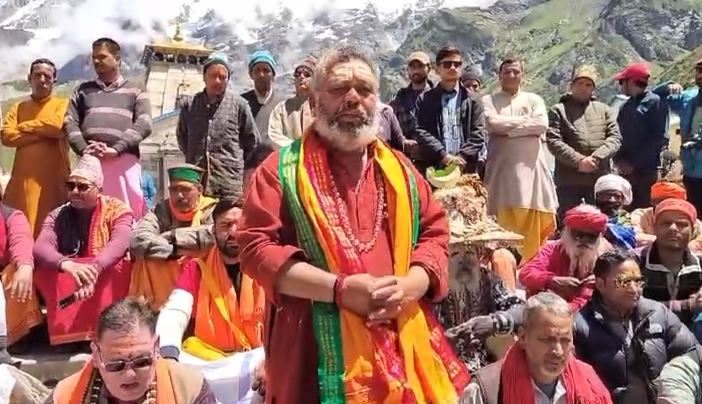 दिल्ली में नहीं बनेगा केदारनाथ धाम, सीएम धामी के आश्वासन के बाद तीर्थ पुरोहितों ने किया धरना स्थगित