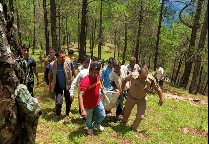 खाई में गिरी महिला की पुलिस ने बचाई जान