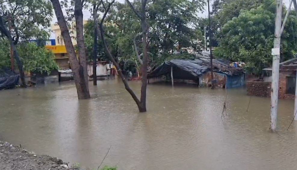 घरों में घुसा पानी