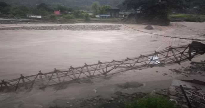 झूला पुल टूटा