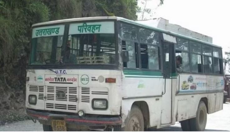 बस से उठने लगा धुंआ