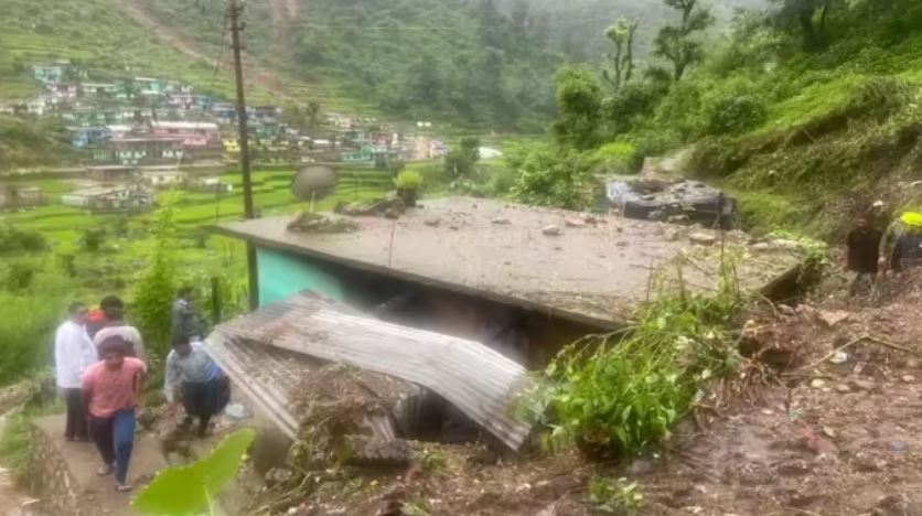 बागेश्वर में चार मकान ढहे