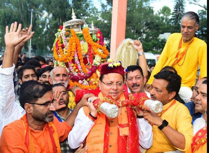 बाबा बौखनाग की डोली को दिया कंधा