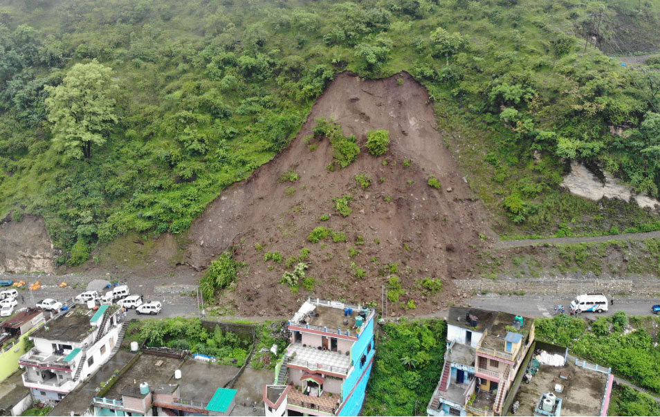 मलबा आने से पिथौरागढ़ मार्ग बंद