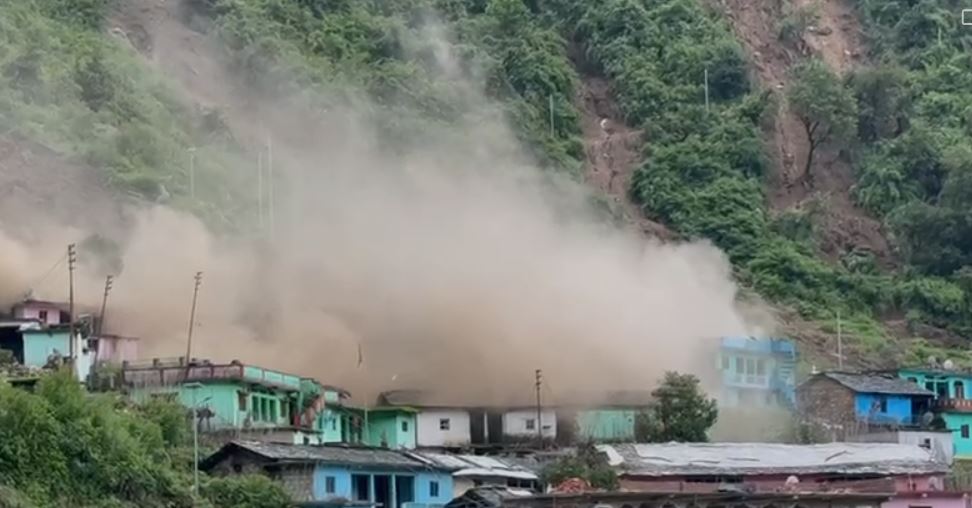 मलबे में दबे मकान