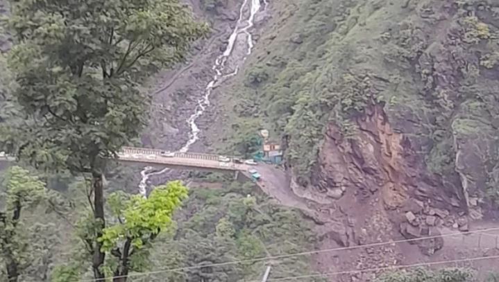 रोंगती नाले के पास आया मलबा