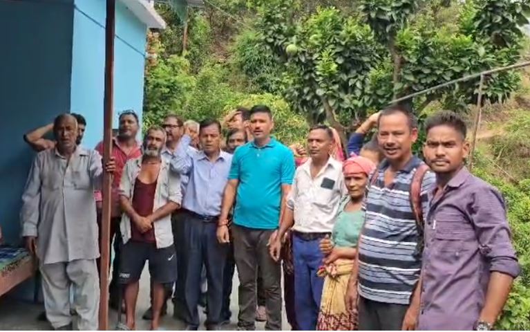 विरोध करते ग्रामीण