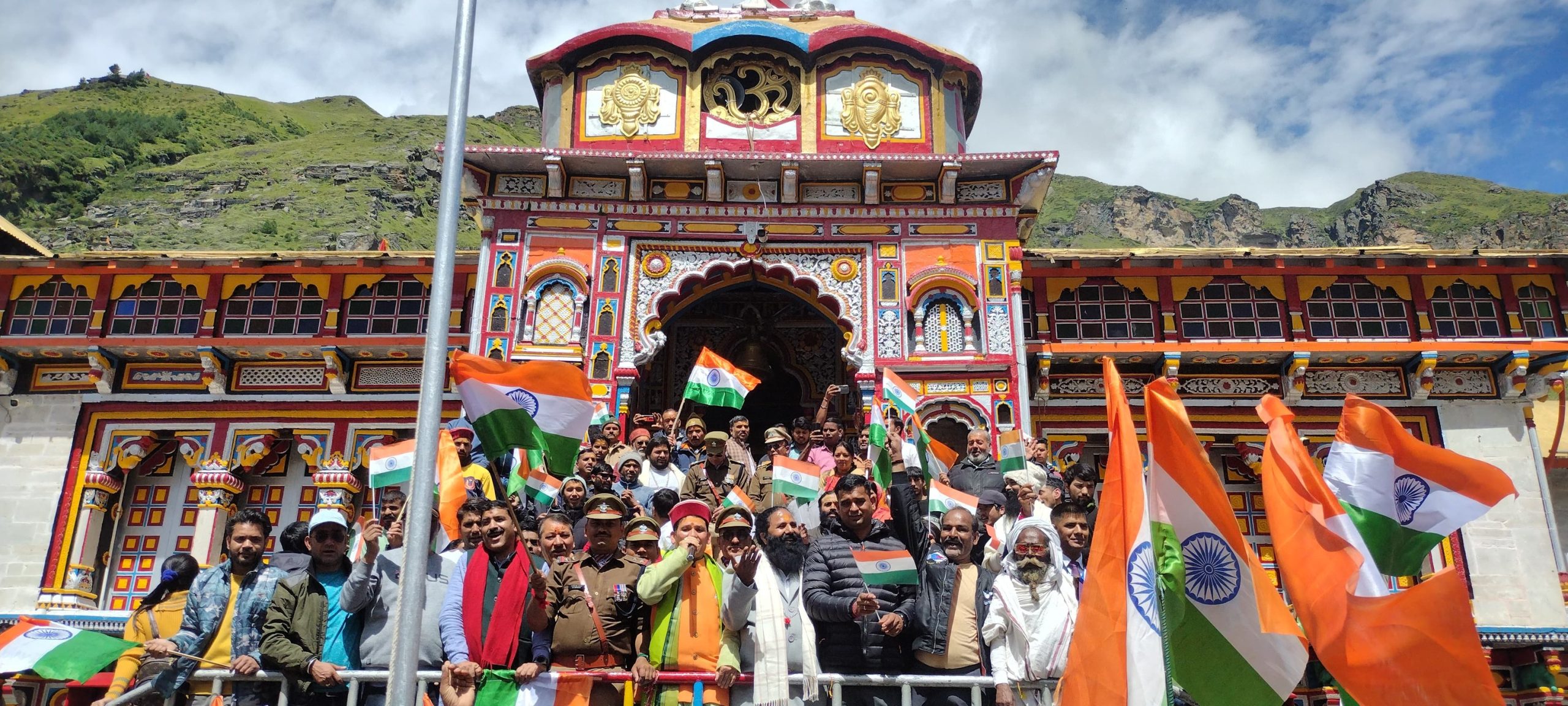 चमोली पुलिस के जवानों ने निकाली तिरंगा रैली, बद्रीनाथ धाम में फहराया तिरंगा
