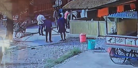 लाठी डंडों से पीटकर युवक को किया अधमरा, न्याय के लिए भटक रहा पिता, सामने आया CCTV