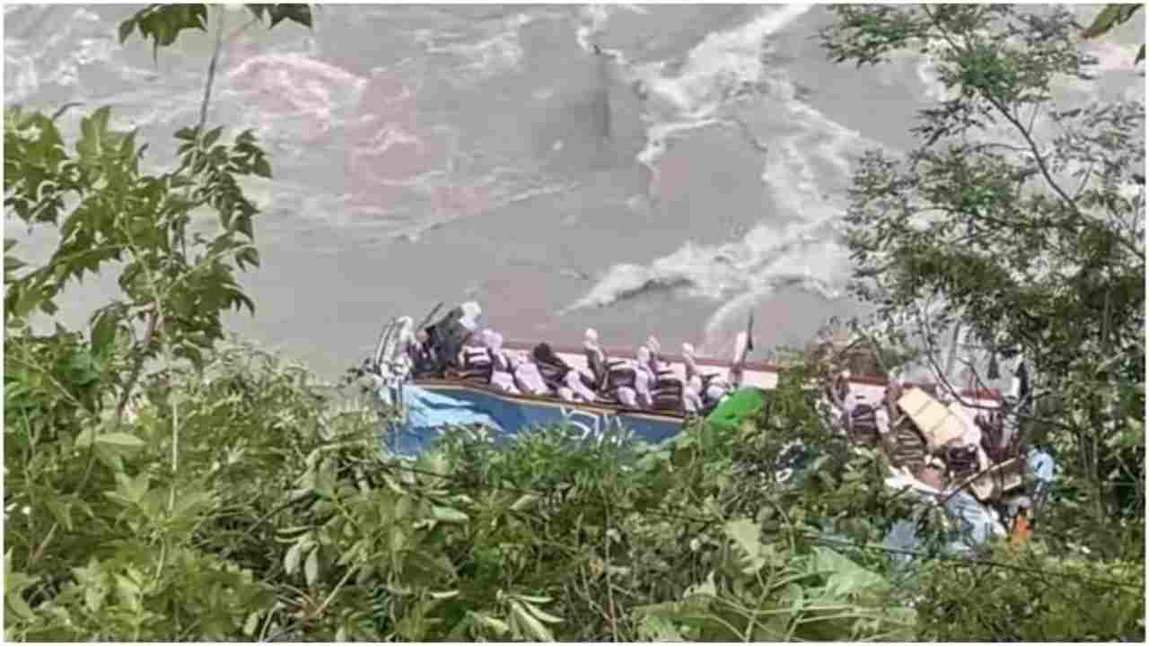 Major accident in Nepal, Indian bus fell into swollen river