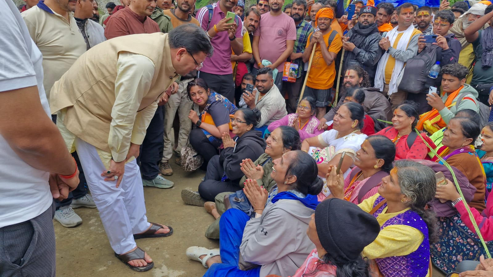 रुद्रप्रयाग पहुंचे सीएम धामी, रेस्क्यू के लिए इंतजार कर रहे श्रद्धालुओं जाना हाल