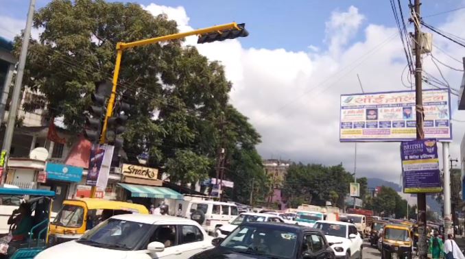 यात्रियों के लिए खतरा बनी ट्रैफिक सिग्नल, जिम्मेदार महकमा खेल रहा लेटर-लेटर