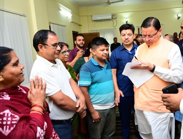 सीएम धामी ने सुनी फरियादियों की समस्याएं, अधिकारियों को दिए समाधान के निर्देश