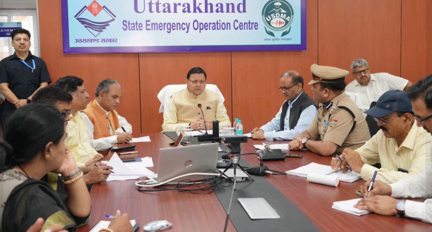 आपदा प्रबंधन केंद्र पहुंचे सीएम धामी, बारिश से हुए नुकसान की ली जानकारी