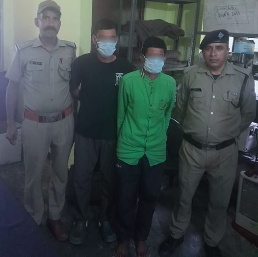 चाऊमीन सेन्टर की आड़ में संचालक कर रहा था शराब तस्करी, पुलिस ने किया अरेस्ट