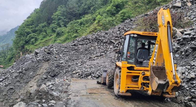 मानसून की बारिश ने मचाया कहर, गंगोत्री हाईवे पर आया मलबा, मार्ग बाधित