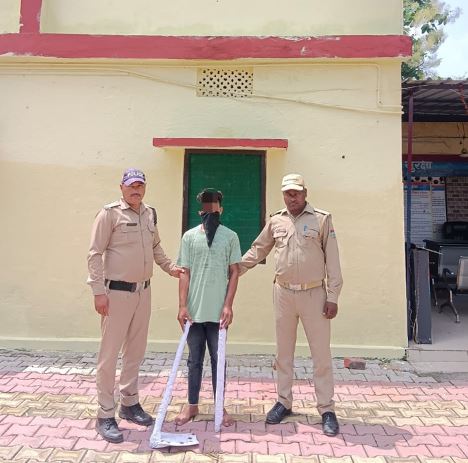 मां की फावड़े से हत्या करने वाला आरोपी अरेस्ट, नशे का आदी था युवक