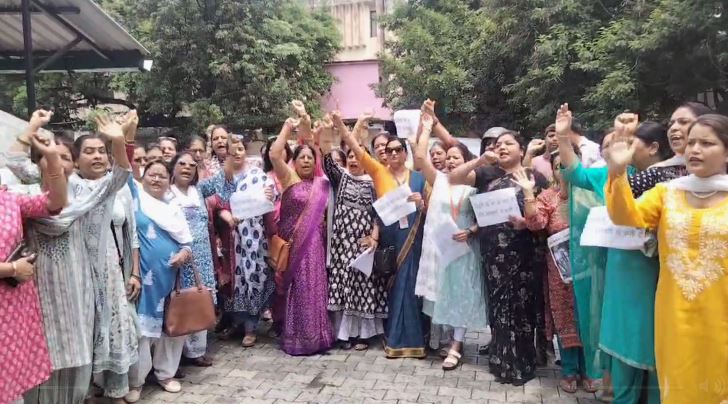 नाबालिग के साथ टैंपो में दुष्कर्म मामला, महिलाओं में आक्रोश, की आरोपी चालक को फांसी दिलाने की मांग