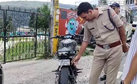 चालान के डर से युवक ने बाइक पर लगाई थी फोल्डिंग नम्बर प्लेट, पुलिस ने सिखाया सबक