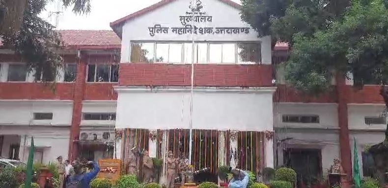 DGP ने किया पुलिस मुख्यालय में ध्वजारोहण, सराहनीय कार्य करने वाले पुलिसकर्मियों को किया सम्मानित
