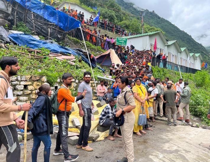 केदारनाथ में फंसे 240 यात्रियों का हेलीकॉप्टर से किया रेस्क्यू