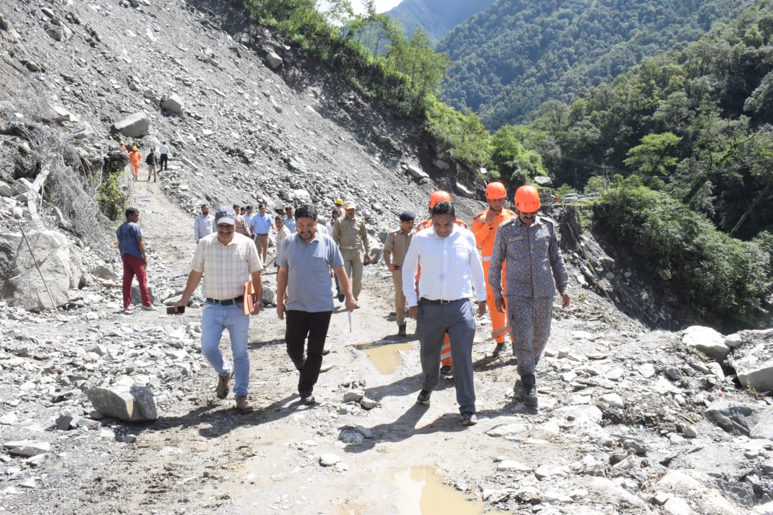 प्रभारी सचिव ने किया केदार घाटी में क्षतिग्रस्त मोटर मार्गों का निरीक्षण, अधिकारियों को दिए कार्य में गति लाने के निर्देश