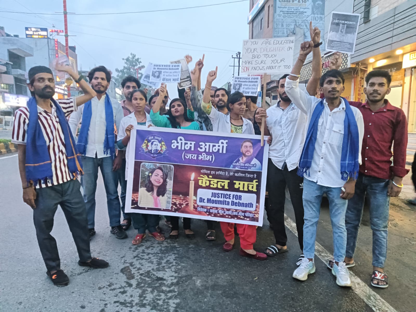 कोलकाता रेप मर्डर केस : हरिद्वार में भीम आर्मी ने निकाला कैंडल मार्च, की दोषियों को फांसी दिलाने की मांग
