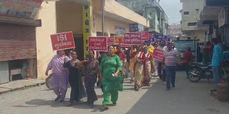 बांग्लादेश में हिन्दुओं का हो रहा उत्पीड़न, गदरपुर में व्यापारियों ने निकाला जुलूस