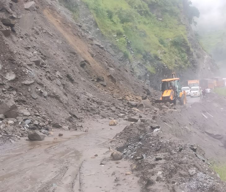 बारिश का कहर, बद्रीनाथ राष्ट्रीय राजमार्ग पर आया मलबा, हाईवे बंद