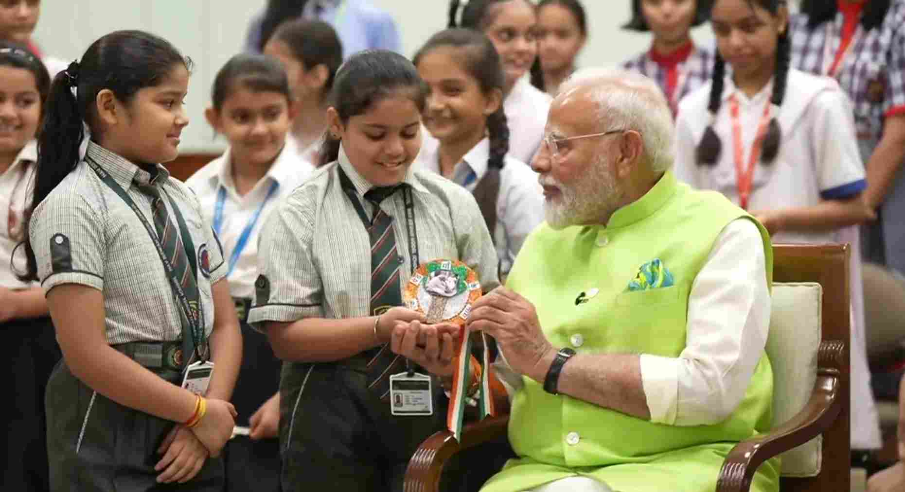 modi celebrating rakhi पीएम मोदी, राखी